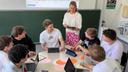 Gesamtbild Lehre Studierende und Lehrende unterhalten sich
