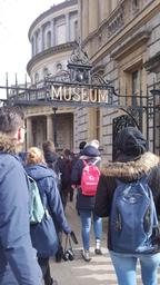 Teilnehmende der Irlandexkursion 2018 vor dem National Museum of Ireland Archelogoy 