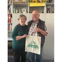 Peter und Irmhild Kohler, 1990–2012 Inhaber des Uni Buch-Ladens mit einer Buchtasche