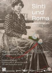Ein Poster zeigt eine sepiafarbene historische Fotografie einer sitzenden Person in gepunkteter Bluse und langem Rock. Über das Bild sind farbige Stickereien wie Blumen und Linien gelegt, dazu weiße grafische Strahlen. Der Text informiert über eine Veranstaltung zu ‚Sinti und Roma in Geschichte und Erinnerung‘ mit regionalen und europäischen Perspektiven, die Ende September 2023 im Iwalewahaus Bayreuth stattfindet. Unten steht der Name Antoníe Steinbach mit Lebensdaten und dem Hinweis auf ihre Ermordung im Jahr 1945.