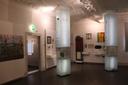 Museumsraum mit Wandtexten und Exponaten
