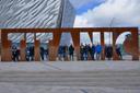 Ein Gruppenfoto der Irland Exkursion hinter einem Titanic Schriftzug