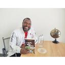 Autor Gilbert Shang-Ndi mit seinem Buch "The radio and other stories"