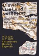 Ein stark zerknittertes und verschmutztes Poster zeigt zweisprachigen Text in Deutsch und Arabisch zu einer Ausstellung über Kriegserleben in Franken und Syrien. Die deutschen Angaben nennen Titel, Zeitraum von Dezember 2019 bis März 2020 und das Historische Museum Bayreuth als Veranstaltungsort. Am unteren Rand stehen mehrere Logos von beteiligten Einrichtungen und Förderern. Die beschädigte Optik des Posters wirkt bewusst gewählt und verweist auf Themen von Zerstörung und Belastung.