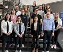 Gruppenfoto UBT 2025 Personen stehen auf einer Treppe
