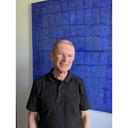 Wolfgang Böss vor einem blauen Gemälde