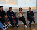 mehrer Personen führen auf einer kleinen Bühne eine Podiumsdiskussion durch
