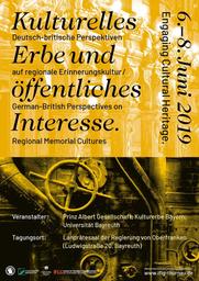 „Ein Poster mit gelblich gehaltenem Hintergrund, der architektonische und industrielle Strukturen zeigt. Darauf steht schwarzer Text zu einer deutsch‑britischen Tagung über kulturelles Erbe und regionale Erinnerungskultur, mit Titel in Deutsch und Englisch. Rechts verläuft der englische Untertitel ‚Engaging Cultural Heritage‘ senkrecht. Angegeben sind die Veranstaltungstage Anfang Juni 2019, die beteiligten Organisationen sowie der Tagungsort in Bayreuth. Am unteren Rand befinden sich mehrere Logos und eine Webadresse.