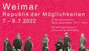 Ein Poster mit kräftigem pinkem Hintergrund, durchzogen von diagonalen gelben Linien. Am unteren Rand stehen ausgeschnittene schwarz‑weiße Figuren in Kleidung des frühen 20. Jahrhunderts, teils im Gespräch, teils nebeneinander. Darüber befindet sich der Text zu einer Veranstaltung über die Weimarer Republik, mit Titel, Datum Anfang Juli 2022, dem Hinweis auf Diskussionen auf Burg Lauenstein und dem Veranstaltungsort Universität Bamberg.