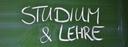 Aufschrift "Studium und Lehre" in weißer Kreiderschrift auf einer grünen Tafel