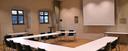 Der Multifunktionsraum des Instituts für Fränkische Landesgeschichte mit Tischen in Hufeisenform und der Beamerleinwand im Hintergrund