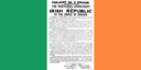 Irische Flagge in grün, weiß, orange. In der Mitte befindet sich der Text der Proklamation der Irischen Republik von 1916