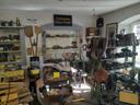 Museumsraum des Heimatmuseums Stadtsteinach. Zu sehen sind zahlreiche Exponate ganz unterschiedlicher Art, hauptsächlich Gegenstände des alltäglichen Gebrauchs