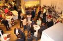Zahlreiche Menschen vernetzen sich bei einem Treffen im Museum Industriekultur in Nürnberg. Rechts befindet sich das Buffet, die Personen stehen um Stehtische. Links hinten sind Ausstellungsstücke zu sehen.