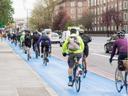 mehrere Personen fahren mit dem Rad auf einem Radweg