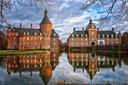 Ansicht des Wasserschlosses zu Anholt. Das Schloss spiegelt sich im Wasser, das die Anlage umgibt