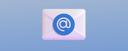 Das E-Mail-Emoji auf blauem Hintergrund steht mittig platziert, symbolisch für den E-Mail-Verteiler. 