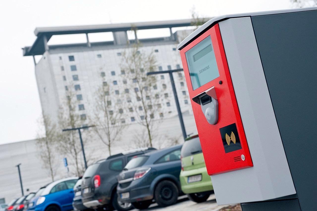 Parkraummanagement Parkplatz am Klinikum mit Bettenhaus im Hintergrund