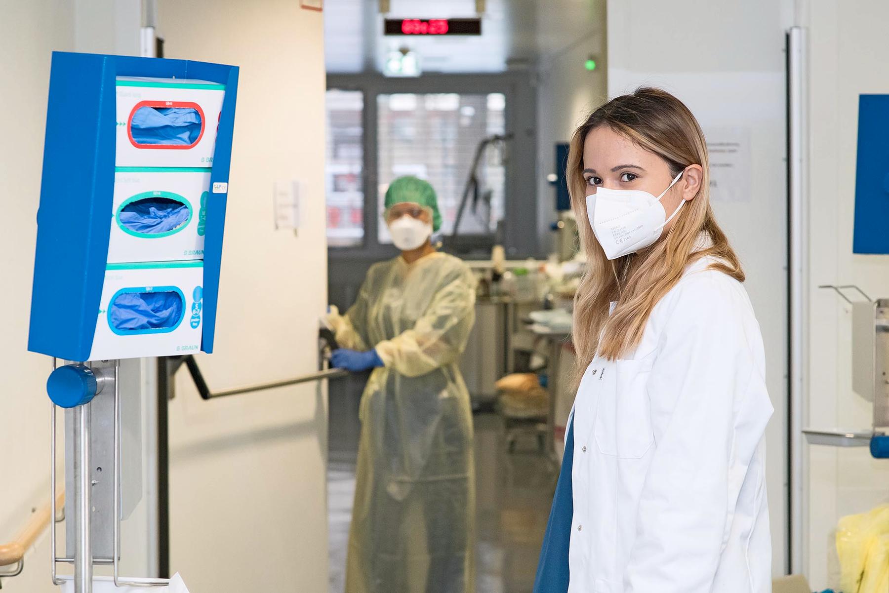 Eine Medizinstudentin auf einer Corona-Station