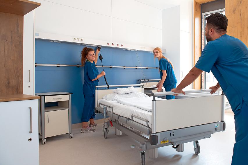 Pflegekräfte in einem neuen Patientenzimmer