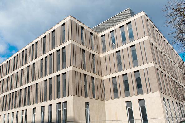 Die Fassade ist mit energetisch modernsten Materialien gestaltet. Fassade der neuen Portalklinik von Süd-West. Bauphase April 2019