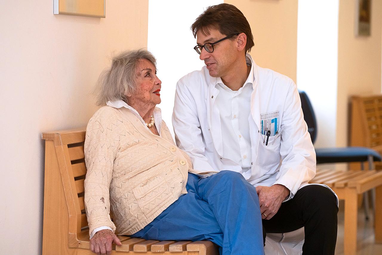 Professor Drey im Gespräch mit seiner Patientin
