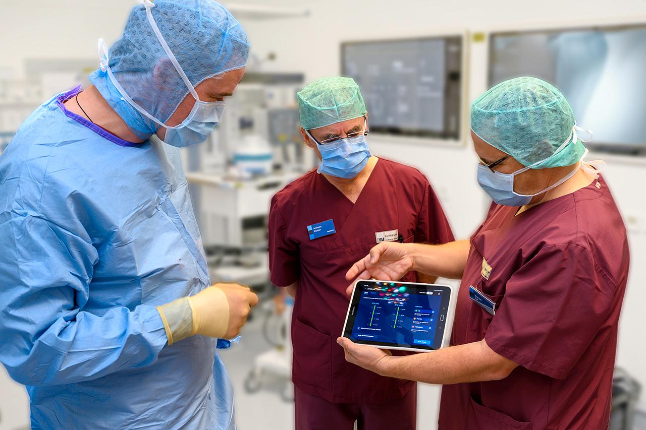 Ärzte kontrollieren die Aktivität des Schrittmachers auf dem Tablet Ärzte kontrollieren die Aktivität des Schrittmachers auf dem Tablet