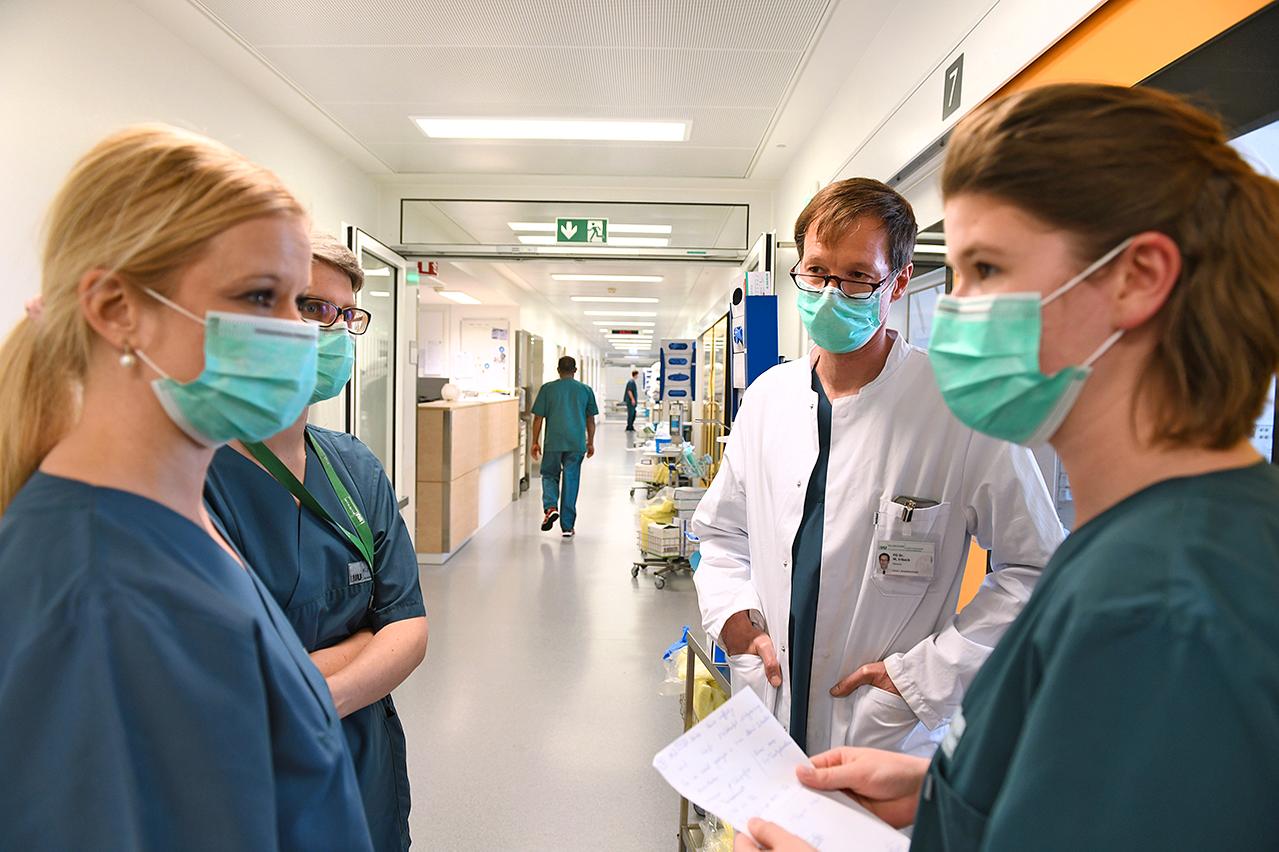 Privatdozent Dr. Irlbeck während einer Besprechung auf der Corona-Intensivstation (ITS3) am LMU Klinikum Großhadern.