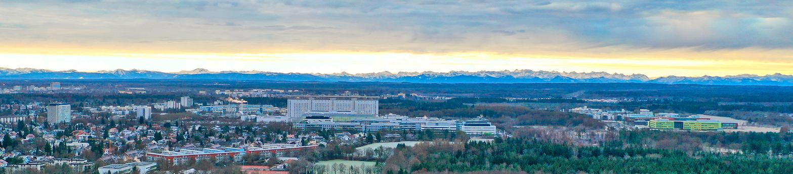 Image ohne Titel LMU KLinikum: Das Bettenhaus im Zentrum des Campus Gro0hadern mit den Alpen am Horizont.