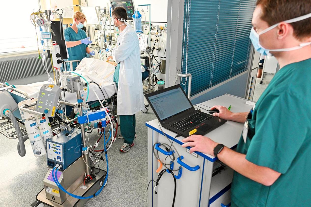 Ein Patient wird auf der kardiologischen Intensivstation mit "VA-ECMO" behandelt - einer bettseitig verwendeten Herzlungenmaschine.