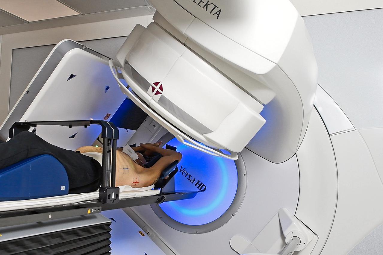 Strahlentherapie Ein Patient wird mit einer Strahlentherapie behandelt