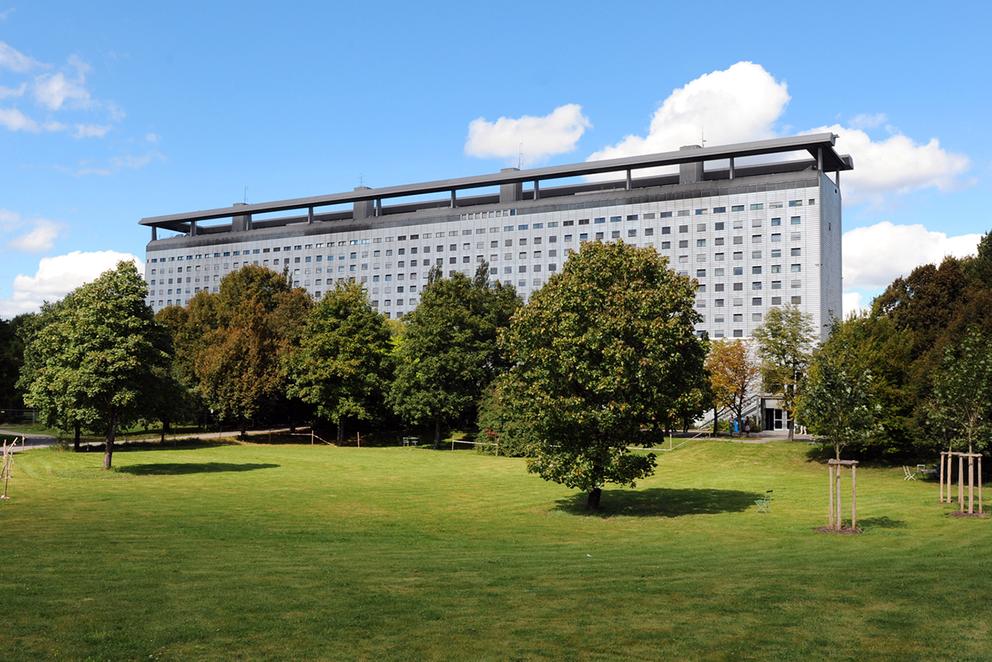 Großhadern - Bettenhaus LMU Klinikum: Das Bettenhaus mit Patientengarten von Süden gesehen.