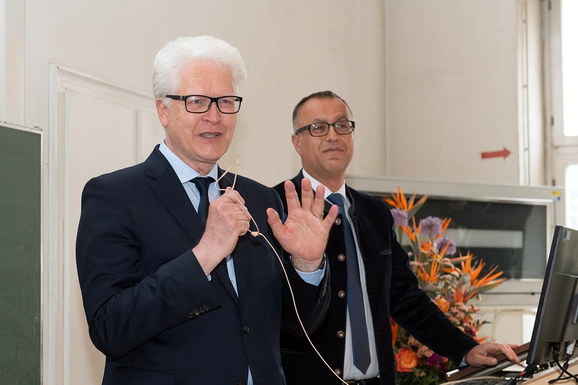 Co-Leitung des CCC München Am 16.04.2022 wurde das Patientenhaus des CCC München feierlich eröffnet und vorgestellt von den beiden Co-Leitern Prof. Dr. Volker Heinemann (li, LMU Klinikum) und Prof. Dr. Hana Alkül (re, Klinikum Rechts d. Isar)
