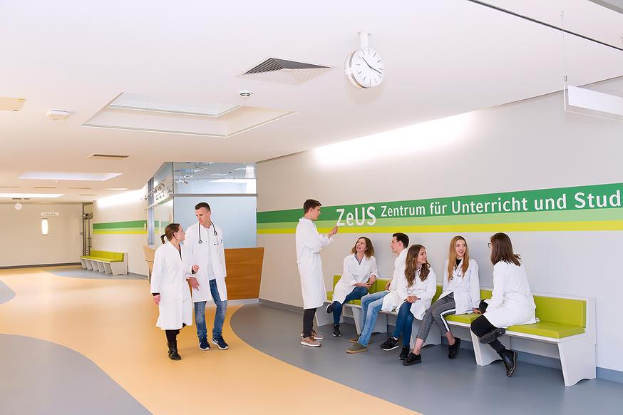 Medizinstudentinnen und -studenten im Zentrum für Unterricht und Studium (ZeUS)