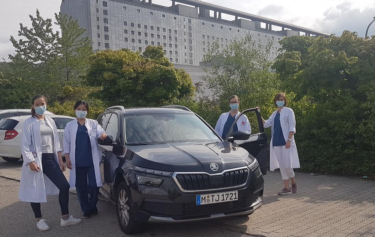 Mitarbeiter*innen der Frauenklinik am LMU Klinikum in Großhadern nutzen in der Corona-Krise einen kostenlosen Mietwagen-Transport.
