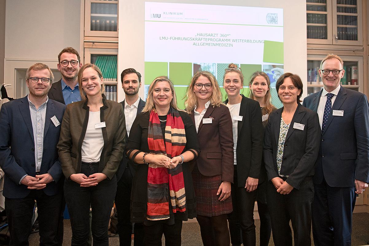 Bayerische Staatsministerin Melanie Huml mit Teilnehmern des Kamingesprächs - LMU-Führungskräfteprogramm "Hausarzt 360°"