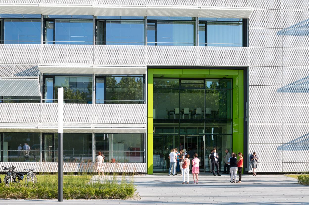 isd-events People in front of ISD Building © Stefan-Müller-Naumann