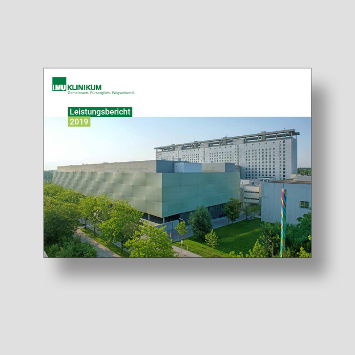 Titel Leistungsbericht 2019 Die Titelseite des Leistungsberichts 2019 zeigt das Operationszentrum am Campus Großhadern. Im Hintergund befindet sich das Bettenhaus