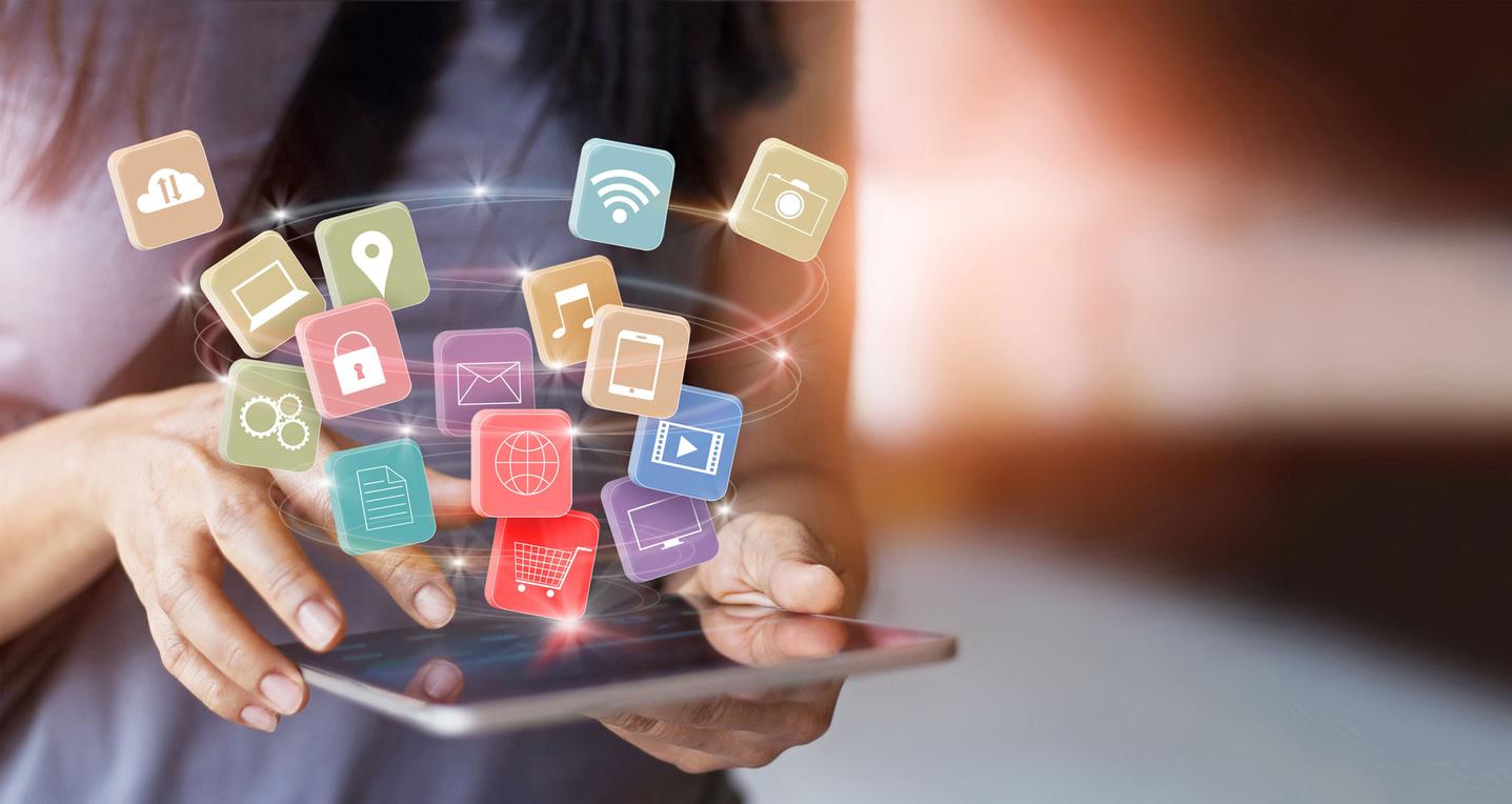 Online Marketing - Social Media Apps NTII Apps schwirren über ein Tablet