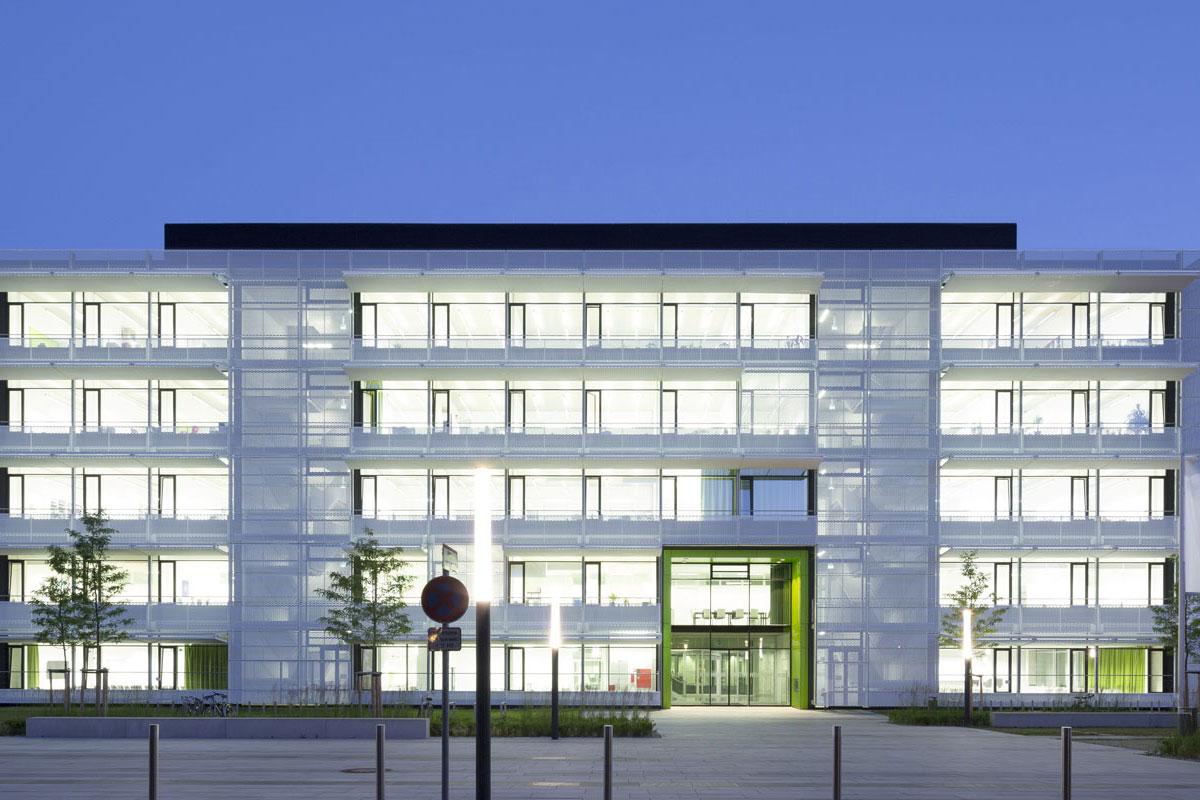 © Stefan Müller-Naumann Center for Stroke and Dementia Research Building at Night