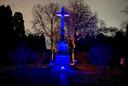 Beleuchtetes Hochkreuz bei friedLICHT auf dem Hauptfriedhof Krefeld
