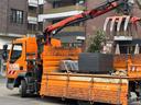 Eine mobile Grünanlage wird von einem KBK-Wagen gehoben