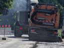 Arbeitsfahrzeug erneuert Fahrbahndecke