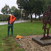 Ein Auszubildender pflanzt Narzissen in einem Park