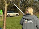 KBK-Mitarbeiterin beschneidet einen Apfelbaum