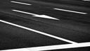 Asphaltdecke mit Farbahnmarkierungen