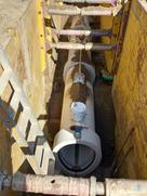 Geöffnete Straße mit Kanalrohr