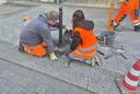 Ein Mädchen und ein Mann verlegen Pflastersteine am Girl's Day in Krefeld