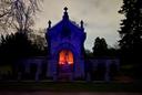 Illuminierte Gruft auf dem Hauptfriedhof Krefeld