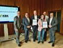 Eine Gruppe Personen bei der Urkundenübergabe für nachhaltiges Engagement des KBK